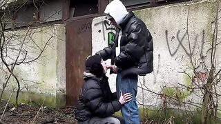 A girl was caught outside and couldn’t resist, so she got intimate right there