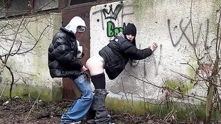 A girl was caught outside and couldn’t resist, so she got intimate right there