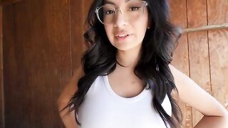 A pretty girl seduced her contractor and had sex with him in the barn